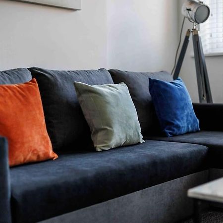 2 Bedroom House-Driveway - Bournemouth Hospital - Long Stay Discounts - Lima Apartments Ltd Экстерьер фото
