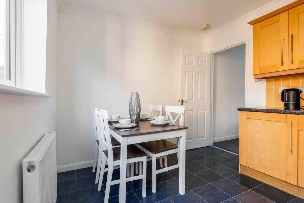 2 Bedroom House-Driveway - Bournemouth Hospital - Long Stay Discounts - Lima Apartments Ltd Экстерьер фото