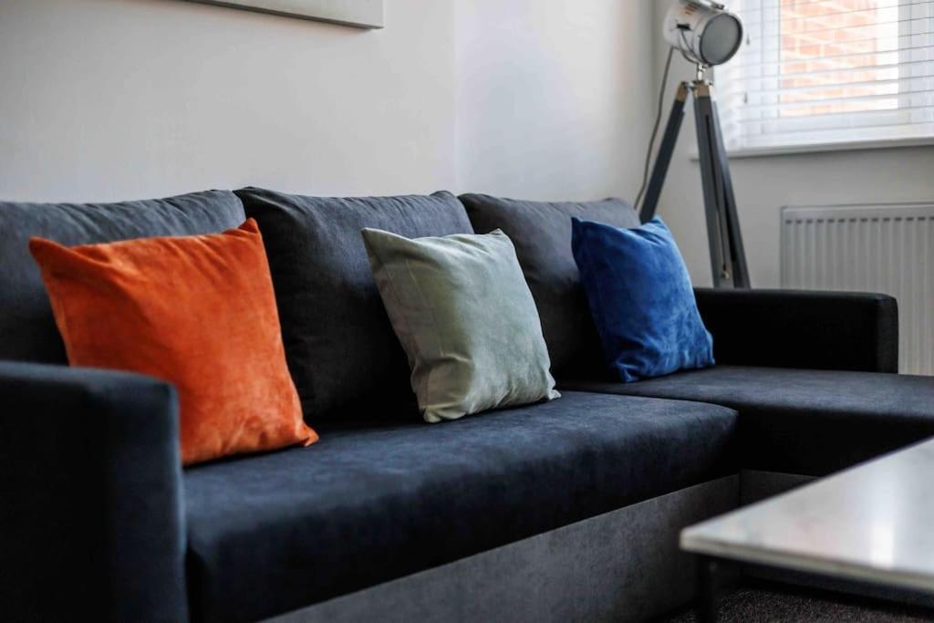 2 Bedroom House-Driveway - Bournemouth Hospital - Long Stay Discounts - Lima Apartments Ltd Экстерьер фото