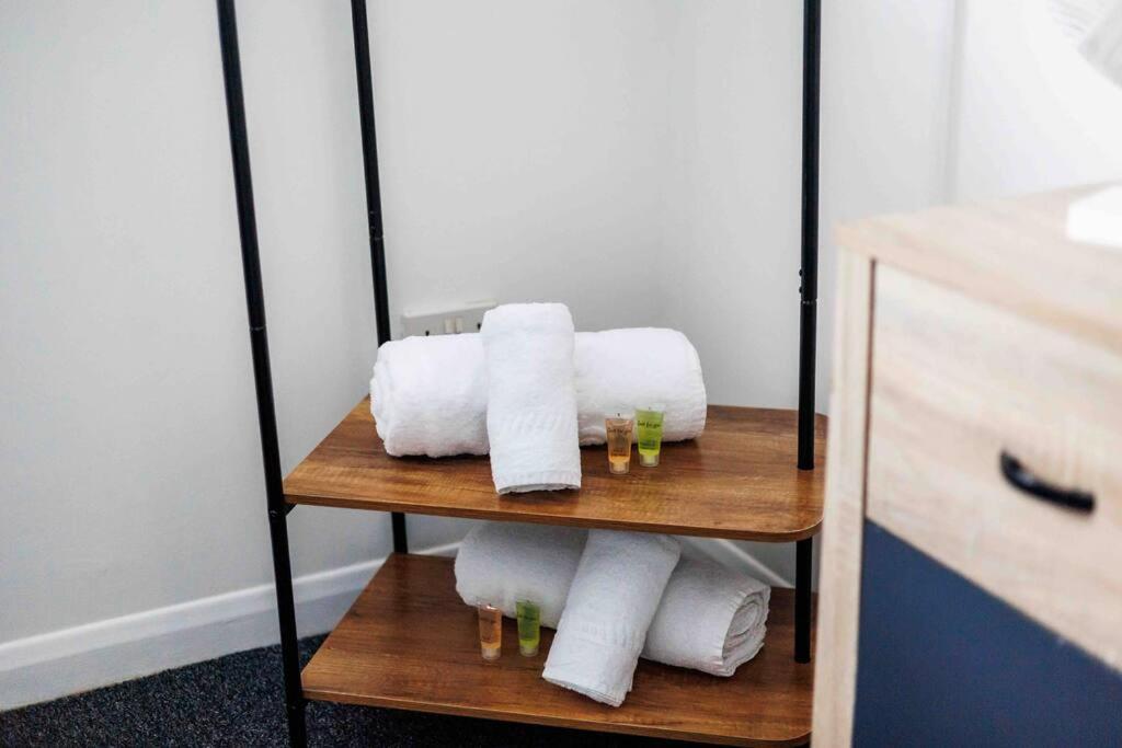 2 Bedroom House-Driveway - Bournemouth Hospital - Long Stay Discounts - Lima Apartments Ltd Экстерьер фото