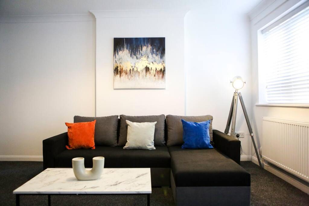 2 Bedroom House-Driveway - Bournemouth Hospital - Long Stay Discounts - Lima Apartments Ltd Экстерьер фото